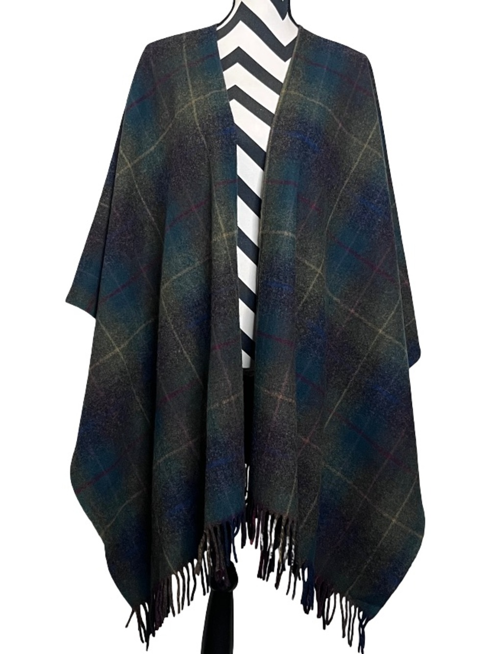Green Grove Weavers Scotland 100% Lambswool Dark Academia Plaid Tartan Poncho - Picture 5 of 12